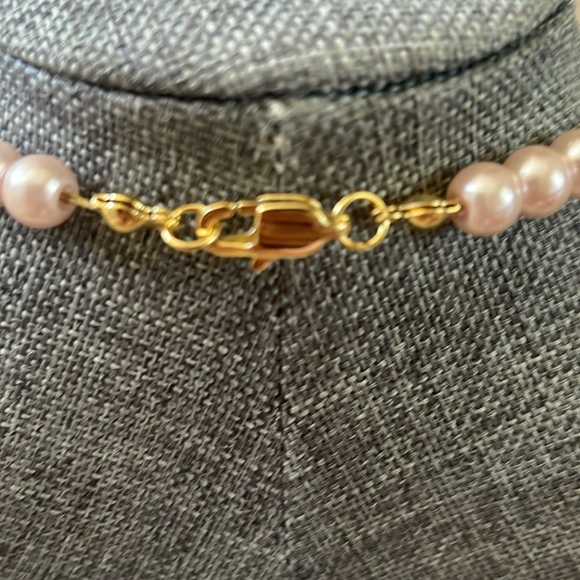 Pink mother of pearl and pale pink pearl beads necklace in 17” - Picture 4 of 5